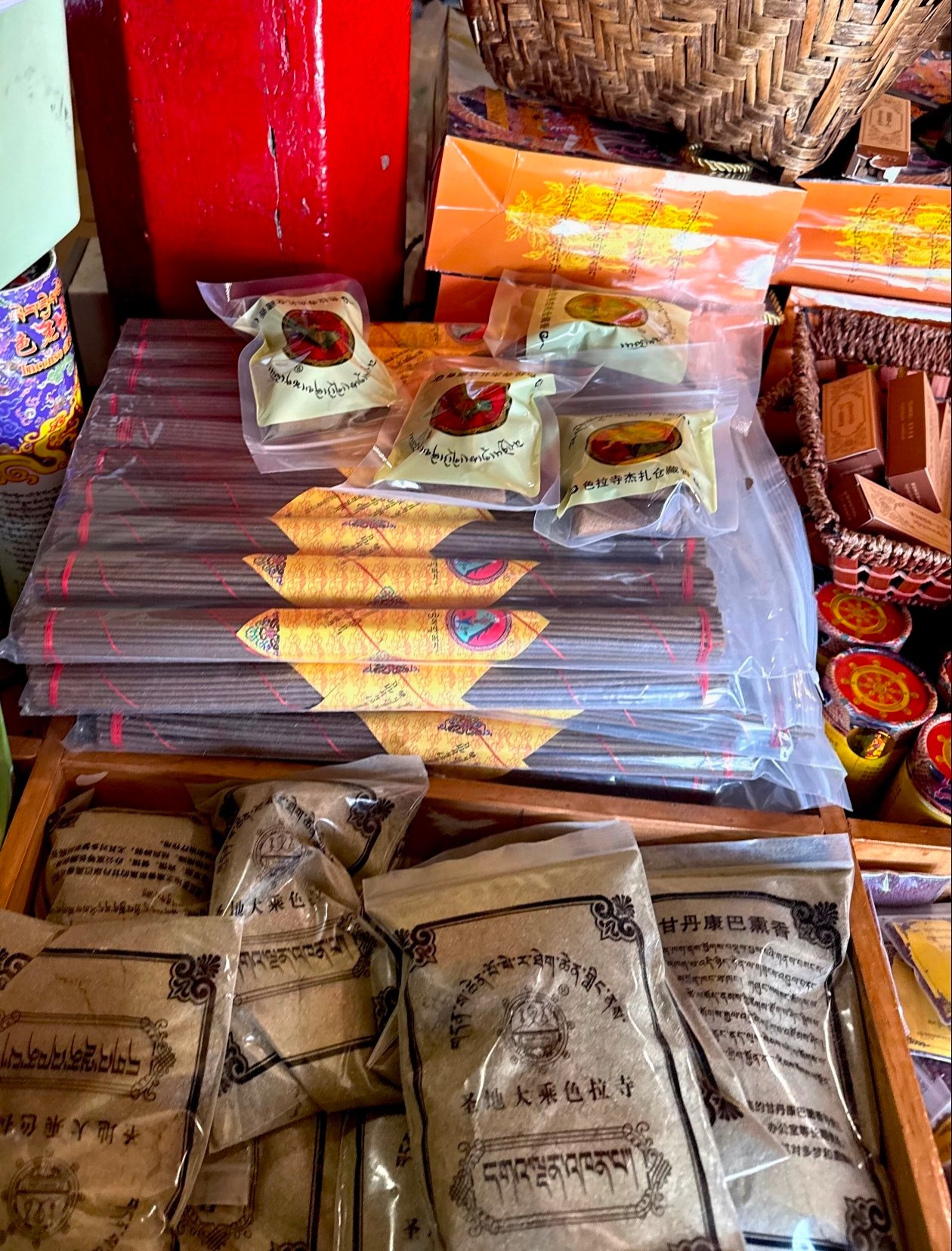 Boutique d'encens artisanal tibétain à Lhassa, capitale du Tibet