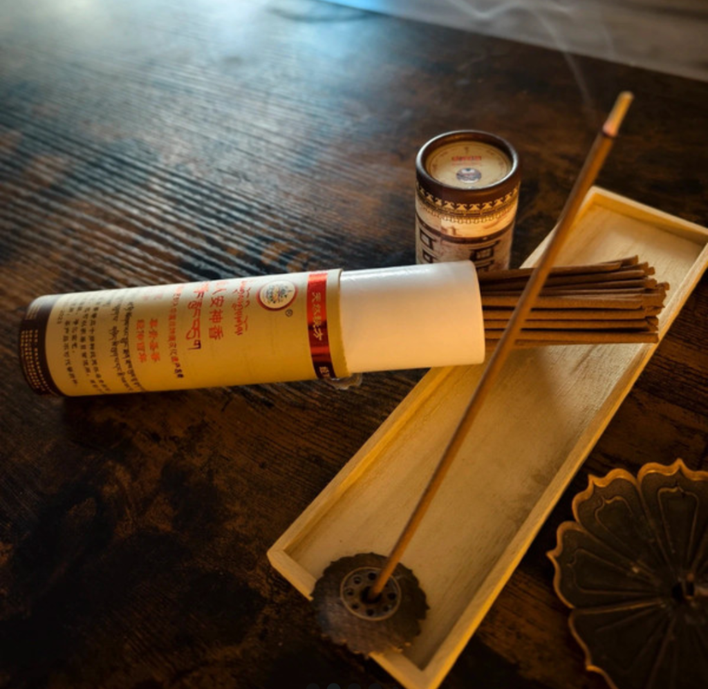 Comment choisir son porte-encens traditionnel en laiton ou bois