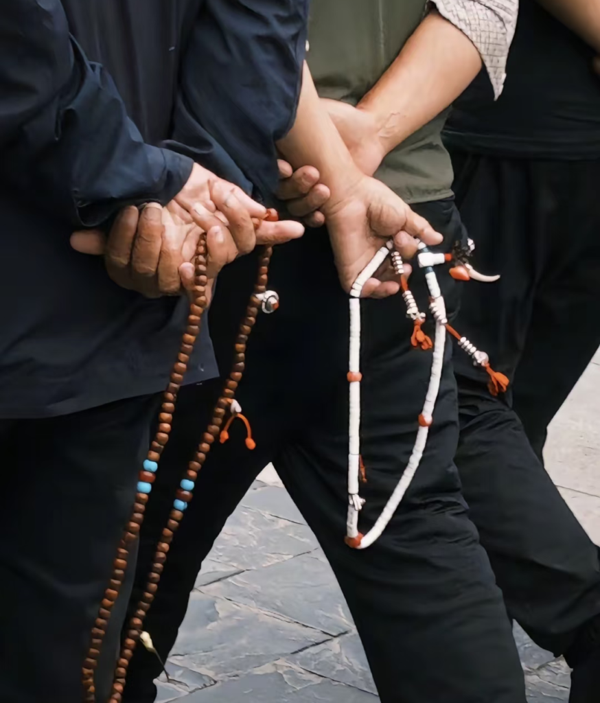 Comment utiliser un mala pour réciter un mantra en méditation